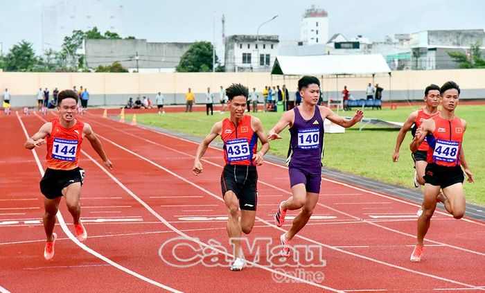  Bứt phá về đích tại nội dung chung kết chạy 100 m nam U20.