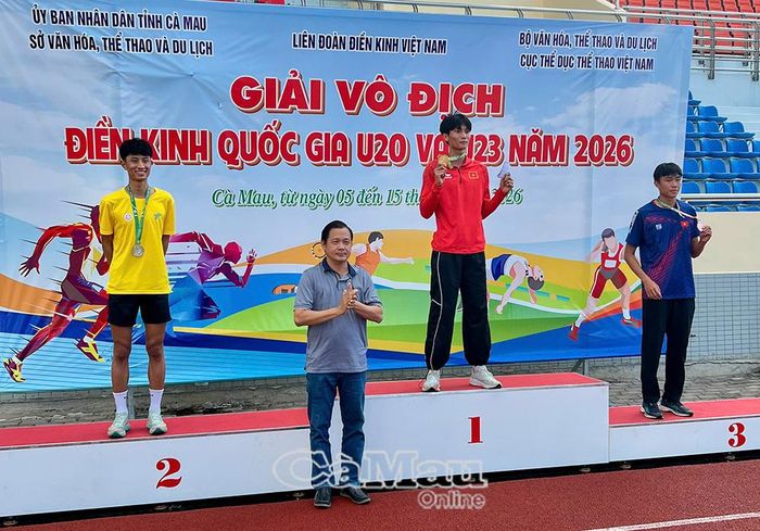 Ông Huỳnh Minh Thảo, Giám đốc Trung tâm Huấn luyện và Thi đấu Thể thao tỉnh Cà Mau, trao huy chương nội dung 8 môn phối hợp. VĐV Đỗ Hoàng Nghĩa của Cà Mau nhận Huy chương Vàng.