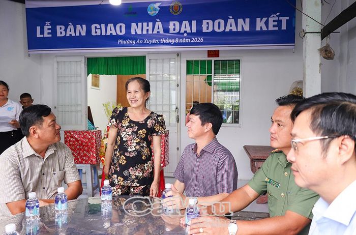 Bà Nguyễn Ngọc Ngân vui mừng, xúc động cảm ơn chính quyền địa phương và các đơn vị tài trợ đã quan tâm, hỗ trợ gia đình có được căn nhà mới.