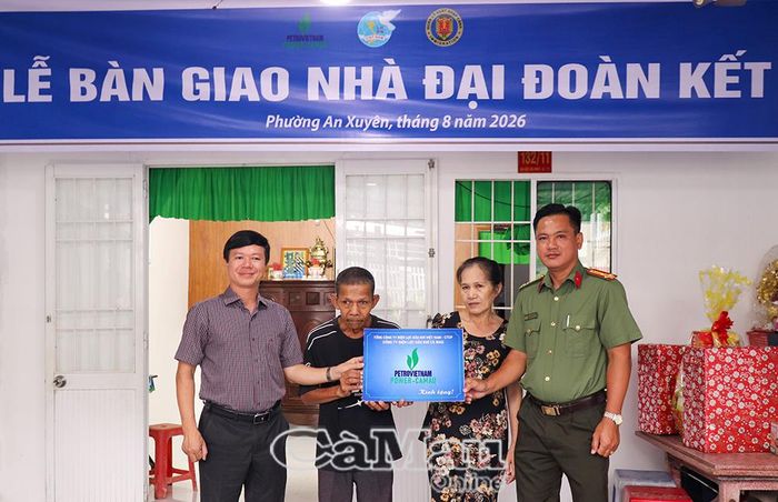  Đại diện đơn vị tài trợ bàn giao nhà Đại đoàn kết cho gia đình bà Nguyễn Ngọc Ngân, Khóm 2.