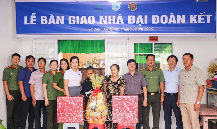 Đại diện lãnh đạo phường An Xuyên và đơn vị tài trợ tặng quà cho gia đình bà Nguyễn Ngọc Ngân.