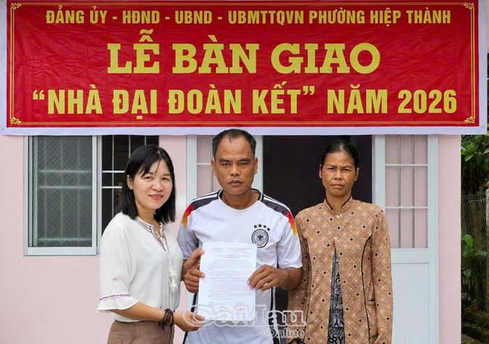  Bà Ngô Yến Nhiên, Chủ tịch Uỷ ban MTTQ Việt Nam phường Hiệp Thành, trao quyết định bàn giao nhà Đại đoàn kết cho gia đình ông Thạch Lập (khóm Giồng Giữa).