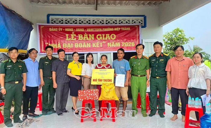 Lễ bàn giao nhà và tặng quà cho gia đình ông Thạch Quol (khóm Biển Tây B).