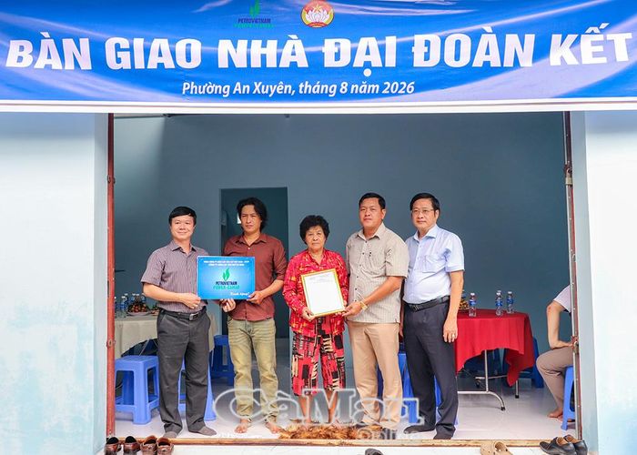 Đại diện lãnh đạo phường An Xuyên và đơn vị tài trợ bàn giao nhà Đại đoàn kết cho gia đình bà Lý Thị Hà, Khóm 10.