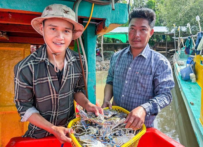 Anh Lê Thanh Nam (bìa trái), tài công tại ấp Sào Lưới cùng các thuyền viên trở về sau chuyến biển ngày 8/8 với hơn 100 kg ghẹ.