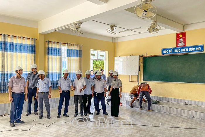  Đồng chí Nguyễn Thanh Hoàng, Phó Bí thư Đảng uỷ, Chủ tịch UBND xã Vĩnh Phước (bìa trái), kiểm tra, đôn đốc tiến độ sửa chữa trường lớp, bảo đảm kịp thời phục vụ năm học mới.