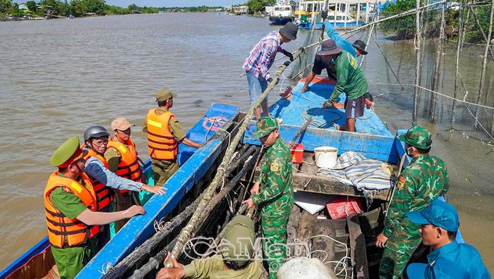 Lực lượng chức năng xã Tân Ân ra quân giải toả nò, đó, lú và các chướng ngại vật cản trở dòng chảy trên địa bàn.