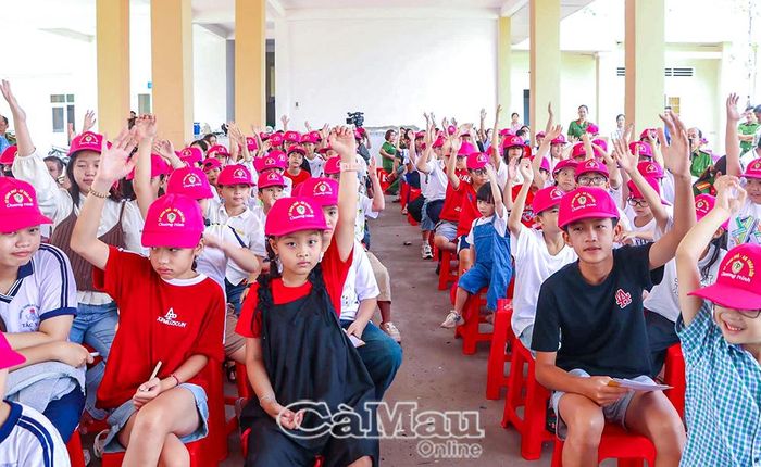 Học sinh hào hứng trao đổi, xử lý các tình huống giả định tại chương trình “Kỹ năng nhỏ - An toàn lớn”.