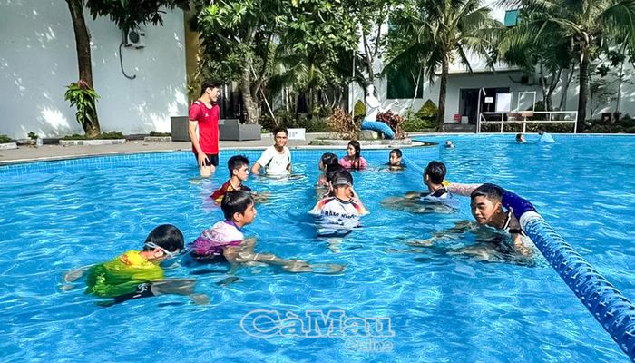 Cán bộ, chiến sĩ hướng dẫn trẻ thực hành kỹ năng bơi và xử lý tình huống trong môi trường nước.