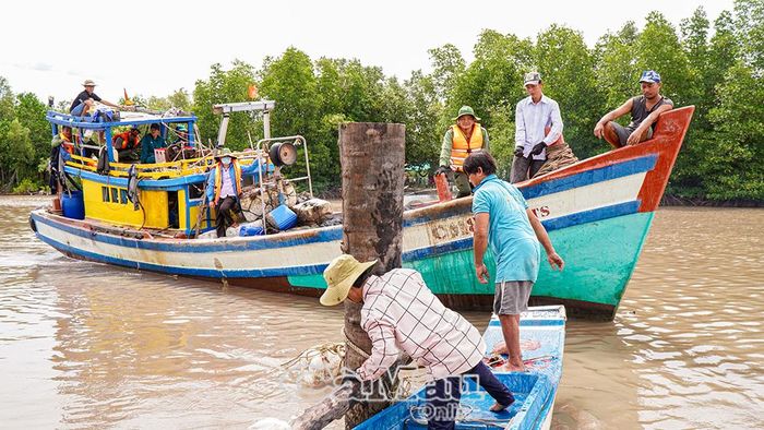 Các lực lượng chức năng tiến hành tháo dỡ hàng đáy trên các tuyến sông thuộc địa bàn xã Đất Mũi.