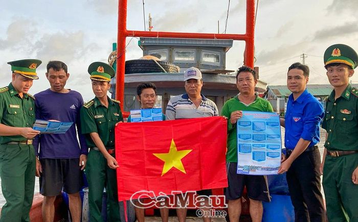 Cán bộ, chiến sĩ Đồn Biên phòng Đất Mũi tuyên truyền đến các chủ tàu cá trên địa bàn về chống khai thác IUU.