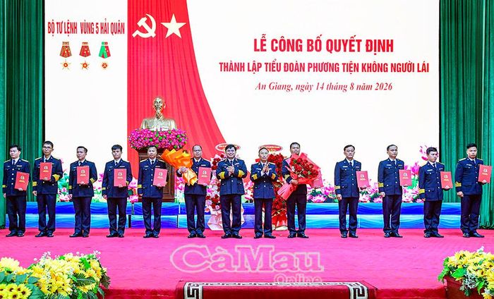 Lãnh đạo Bộ Tư lệnh Vùng 5 Hải quân trao các quyết định công tác cán bộ và thành lập tổ chức đảng của Tiểu đoàn Phương tiện không người lái.