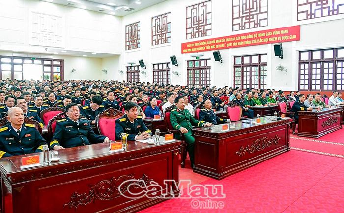 Các đại biểu tham dự lễ công bố quyết định thành lập Tiểu đoàn Phương tiện không người lái.