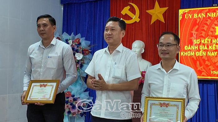 Chủ tịch UBND phường Vĩnh Trạch Phạm Văn Phương trao giấy khen cho các tập thể, cá nhân có thành tích xuất sắc trong xây dựng mô hình “Khóm thông minh”.