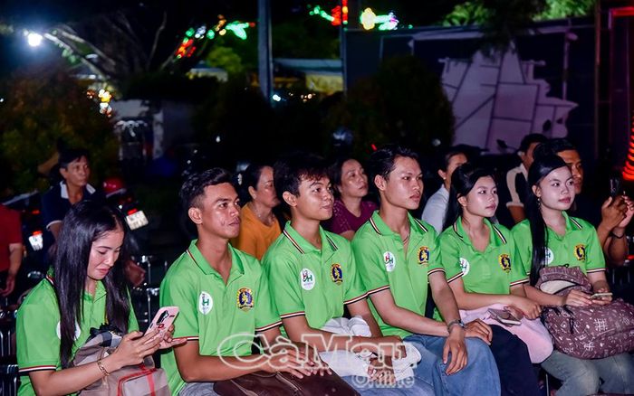 Đông đảo khán giả trẻ đến thưởng thức chương trình nghệ thuật.