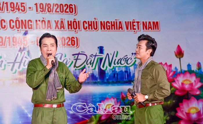 Tiết mục “Tình đồng chí” do hai Nghệ sĩ ưu tú Giang Tuấn và Anh Chàng thể hiện.