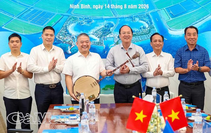  Bí thư Tỉnh uỷ Cà Mau Nguyễn Hồ Hải trao tặng ông Nguyễn Văn Thiện, Chủ tịch Tập đoàn Xuân Thiện, cây đờn kìm - biểu tượng văn hoá của vùng đất địa đầu cực Nam Tổ quốc.