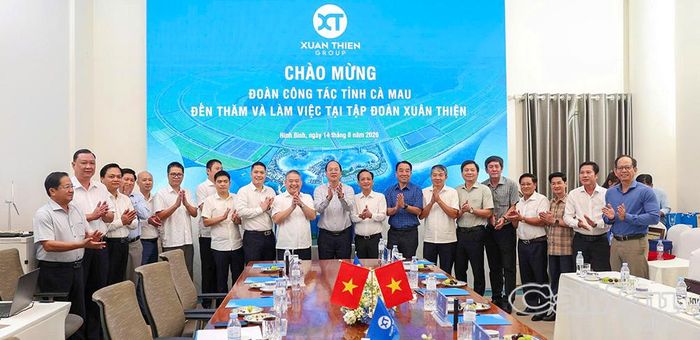 Các đồng chí lãnh đạo tỉnh Cà Mau và thành viên đoàn công tác tỉnh chụp ảnh lưu niệm cùng lãnh đạo Tập đoàn Xuân Thiện.