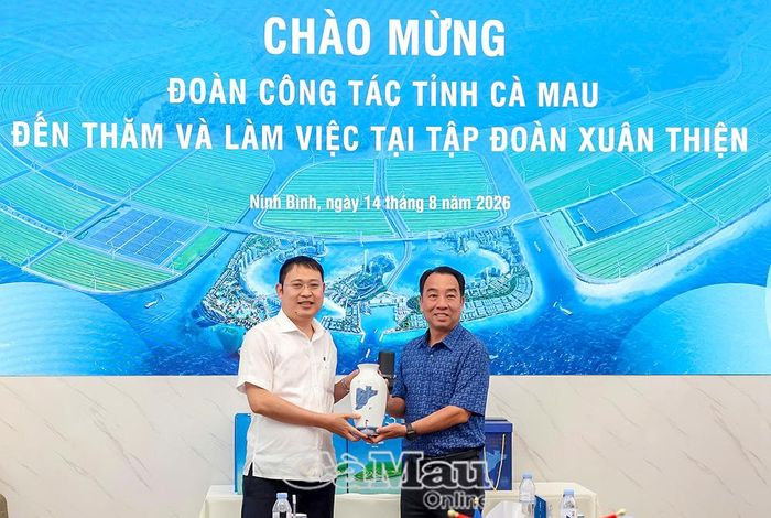 Phó Bí thư Tỉnh uỷ, Chủ tịch HĐND tỉnh Cà Mau Phạm Văn Thiều và Phó Bí thư Tỉnh uỷ, Chủ tịch UBND tỉnh Cà Mau Lữ Quang Ngời trao tặng quà lưu niệm đến lãnh đạo Tập đoàn Xuân Thiện.