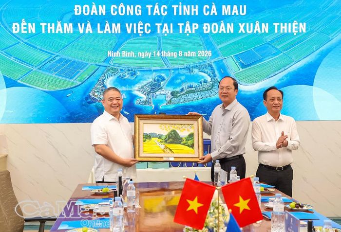 Ông Nguyễn Văn Thiện, Chủ tịch Tập đoàn Xuân Thiện, trao tặng Bí thư Tỉnh uỷ Cà Mau Nguyễn Hồ Hải bức tranh lưu niệm phong cảnh sắc vàng Tam Cốc - Bích Động, tỉnh Ninh Bình.