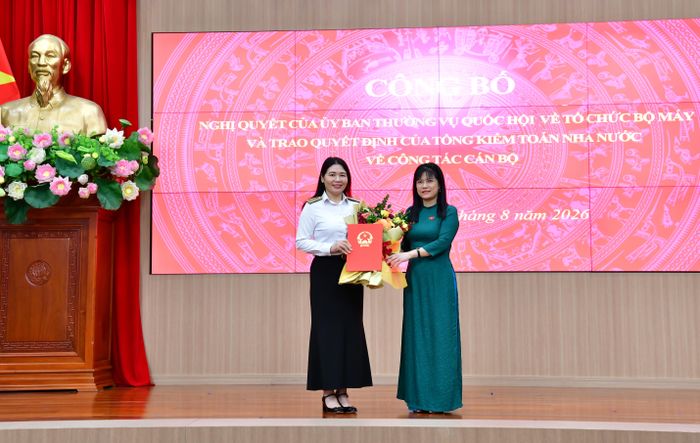 Phó Trưởng Ban Tổ chức Đảng ủy Quốc hội Tạ Thị Yên tặng hoa chúc mừng đồng chí Hà Thị Mỹ Dung - Ủy viên Ban Chấp hành Đảng bộ Quốc hội, Phó Bí thư Đảng ủy, Phó Tổng Kiểm toán nhà nước - giữ chức vụ Phó Bí thư Thường trực Đảng ủy KTNN nhiệm kỳ 2025-2030. Ảnh: N.LY