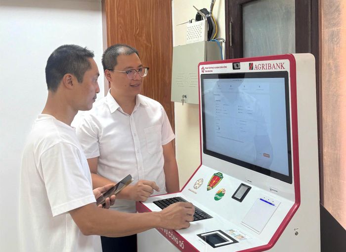 Cán bộ Trung tâm Phục vụ Hành chính công hướng dẫn công dân thực hiện thủ tục hành chính trên Kiosk thông minh
