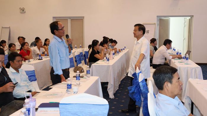 Tại Hội thảo các đại biểu đã trực tiếp trao đổi với các nhà chuyên môn để được chia sẻ kinh nghiệm về phòng, chống tác hại của thuốc lá. Ảnh: Trung tâm Kiểm soát bệnh tật tỉnh Vĩnh Long