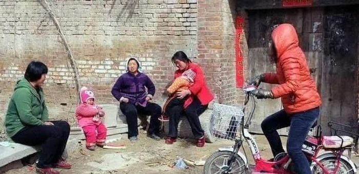 Nhưng rồi đến một ngày, cha mẹ già đi và lần lượt rời khỏi cuộc đời. Căn nhà từng có tiếng gọi nhau bỗng trở nên yên tĩnh. Ảnh minh họa.