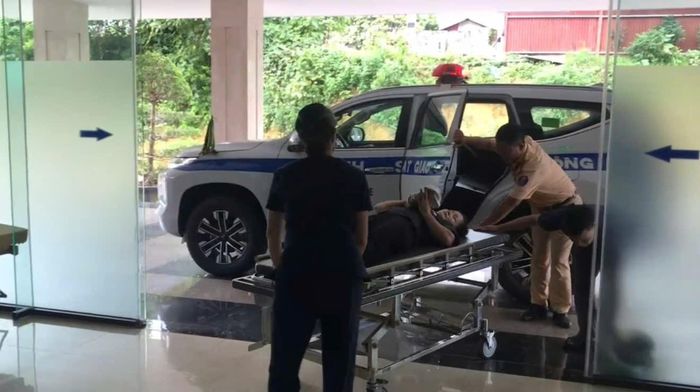 CSGT hỗ trợ đưa bệnh nhân đến viện. Ảnh: CA.