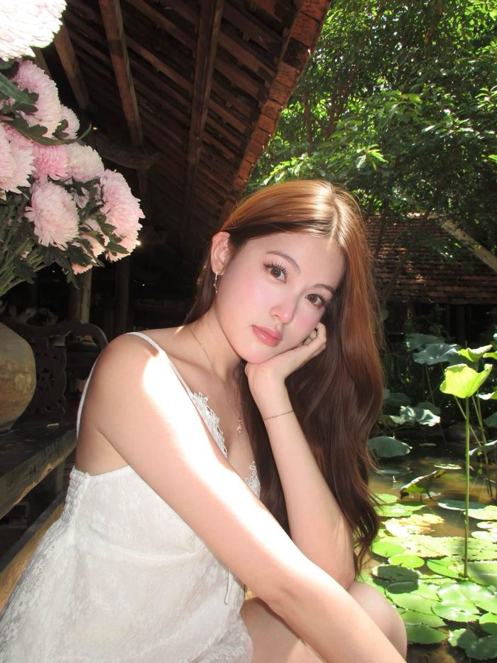 Bạn gái HIEUTHUHAI thích đến nơi đông người nhưng phải đeo khẩu trang kín