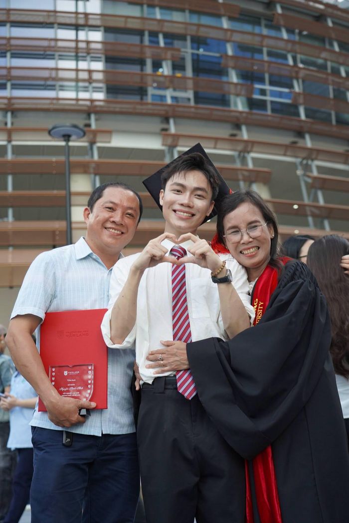 Hiện tại, anh chàng đã tốt nghiệp Đại học, là tân cử nhân ngành Thiết kế đồ hoạ (Ảnh: FBNV)