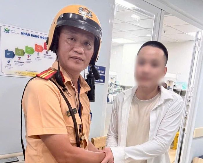 Nhận được sự hỗ trợ kịp thời, bố cháu bé thay mặt gia đình cảm ơn đồng chí Cảnh sát giao thông.