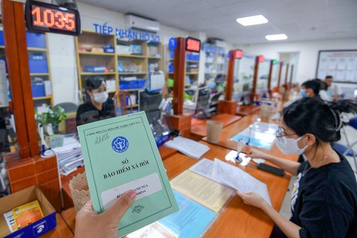 Người lao động có những quyền lợi gì khi tham gia bảo hiểm xã hội bắt buộc? Ảnh minh họa.