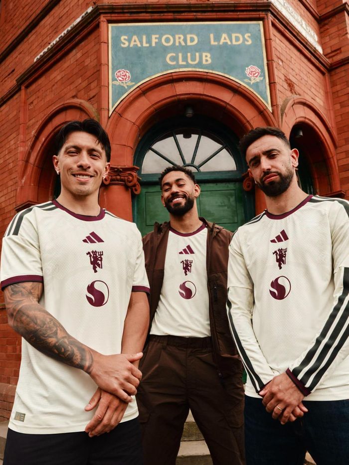 Lisandro Martinez, Matheus Cunha và Bruno Fernandes trong bộ áo đấu thứ ba của Manchester United