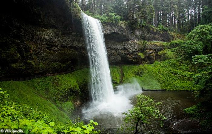 Thác South Falls được coi là "viên ngọc quý" của công viên.