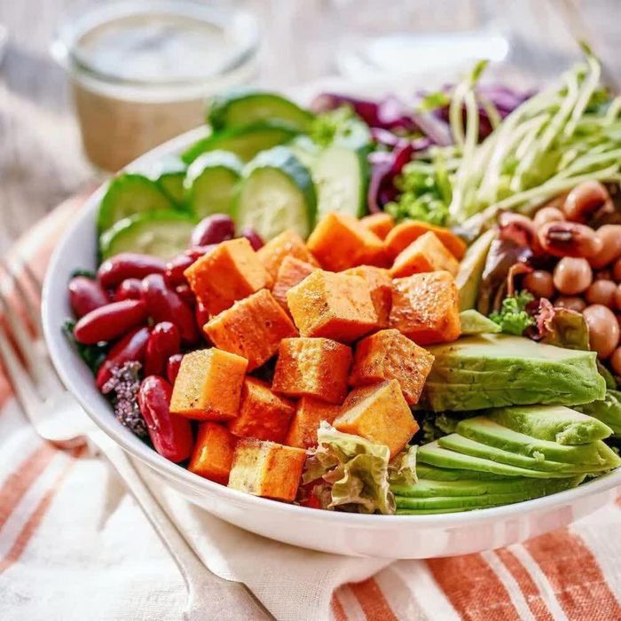 Bạn cần ăn kết hợp khoai lang với protein và rau xanh để đảm bảo năng lượng cho cơ thể