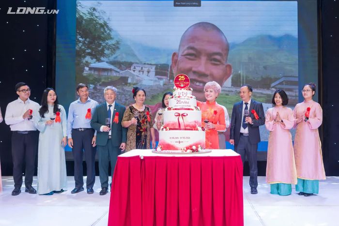 Đại diện Công ty Luật Gia Phạm tại lễ kỷ niệm 25 năm ngày thành lập.