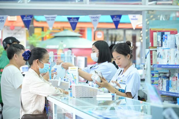 Với mạng lưới hơn 2.678 nhà thuốc cùng đội ngũ chuyên viên y tế vững chuyên môn, Long Châu tiếp tục nâng cao vai trò điểm tựa sức khỏe “gần dân, sát dân” phục vụ cộng đồng. Ảnh: Hoàng Khánh
