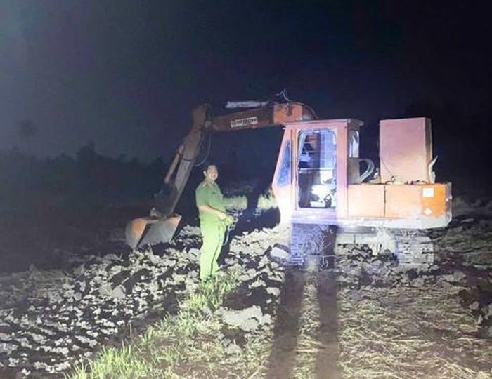 Người dân đưa máy móc vào khai thác đất mặt trong đêm