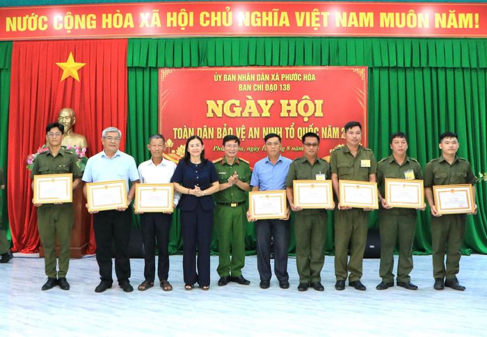 Khen thưởng các tập thể, cá nhân có thành tích xuất sắc