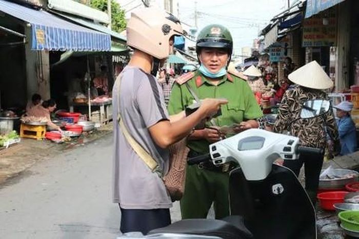 Công an xã Thái Mỹ kiểm tra, xử lý vi phạm trật tự lòng, lề đường