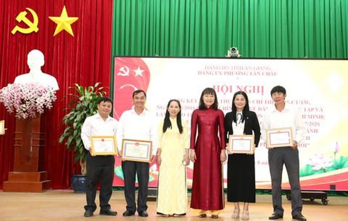 Bà Võ Thị Kim Định, Phó Bí thư thường trực Đảng ủy phường và ông Lê Thanh Long, Phó Chủ tịch HĐND phường trao giấy khen cho các tập thể, cá nhân xuất sắc trong học tập và làm theo lời Bác dạy