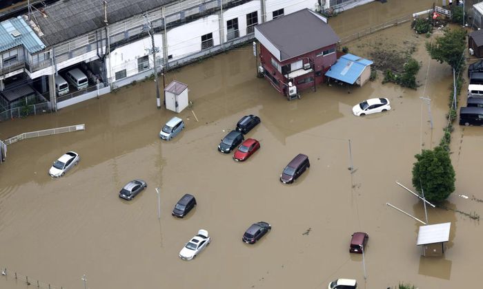 Quang cảnh ngập lụt do mưa kỷ lục quanh sân bay - Ảnh: Reuters