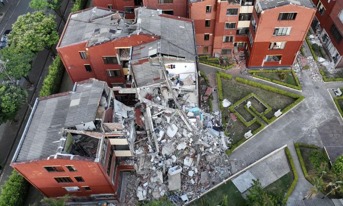 Những khối nhà bị hư hại do động đất ở Colombia - Ảnh: Reuters