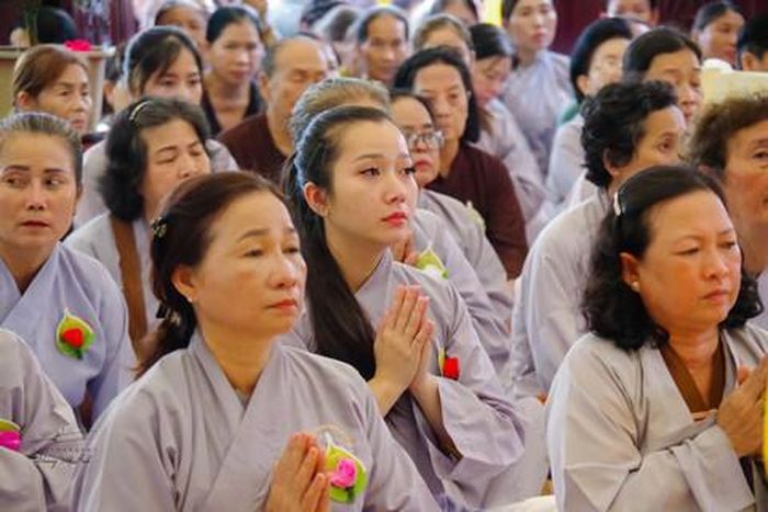 Giọt nước mắt xúc động của phật tử khi nhớ về đấng sinh thành.