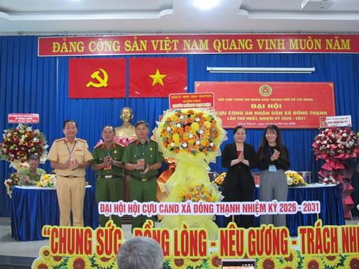 Lãnh đạo chính quyền xã Đông Thạnh tặng hoa chúc mừng Ban chấp hành Hội Cựu CAND xã Đông Thạnh