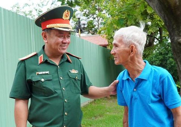 Thiếu tướng Nguyễn Thành Trung thăm hỏi ông Nguyễn Văn Định, nhân chứng giúp lực lượng chức năng xác định các hố chôn liệt sĩ tại công viên Lê Thị Riêng