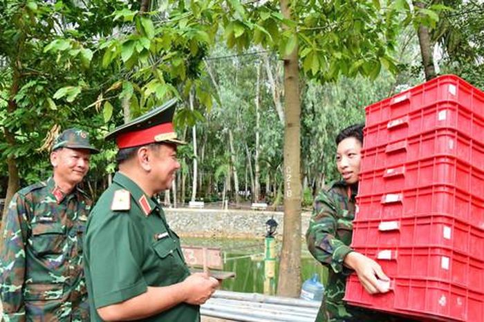 Thiếu tướng Nguyễn Thành Trung thăm hỏi, động viên các chiến sĩ thực hiện nhiệm vụ tìm kiếm hài cốt liệt sĩ