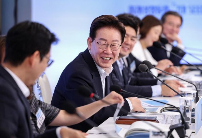 Tổng thống Lee Jae Myung (ở giữa) lắng nghe bài thuyết trình chính sách của Phó Thủ tướng kiêm Bộ trưởng Khoa học và Công nghệ Thông tin Bae Kyung-hoon trong buổi họp báo về sáng kiến ​​"bảy công nghệ then chốt cho tăng trưởng tương lai" của chính phủ tại Phủ Tổng thống hôm thứ Tư. Ảnh Yonhap