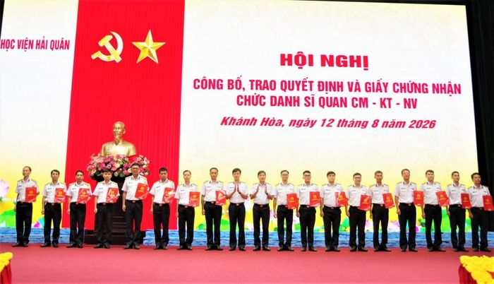 Thủ trưởng Học viện công bố, trao quyết định công nhận chức danh sĩ quan chuyên môn, kỹ thuật, nghiệp vụ cho cán bộ, giảng viên. Ảnh: Hải Nam